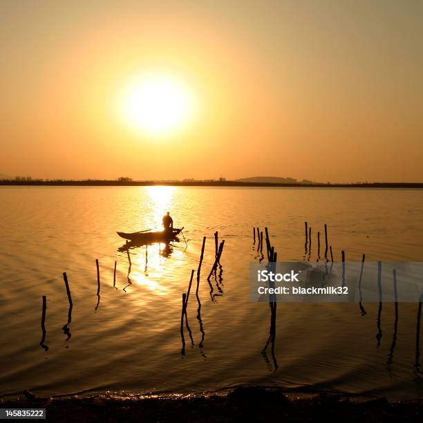 Photo libre de droit de Coucher De Soleil Sur Le Lac banque d'images et plus d'images libres de droit de Carré - Composition - Carré - Composition, Coucher de soleil, Eau