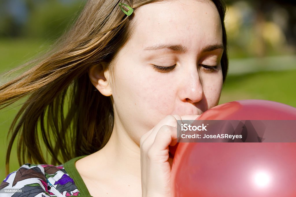 Jovem mulher encher Balão Vermelho - Royalty-free Balão - Enfeite Foto de stock