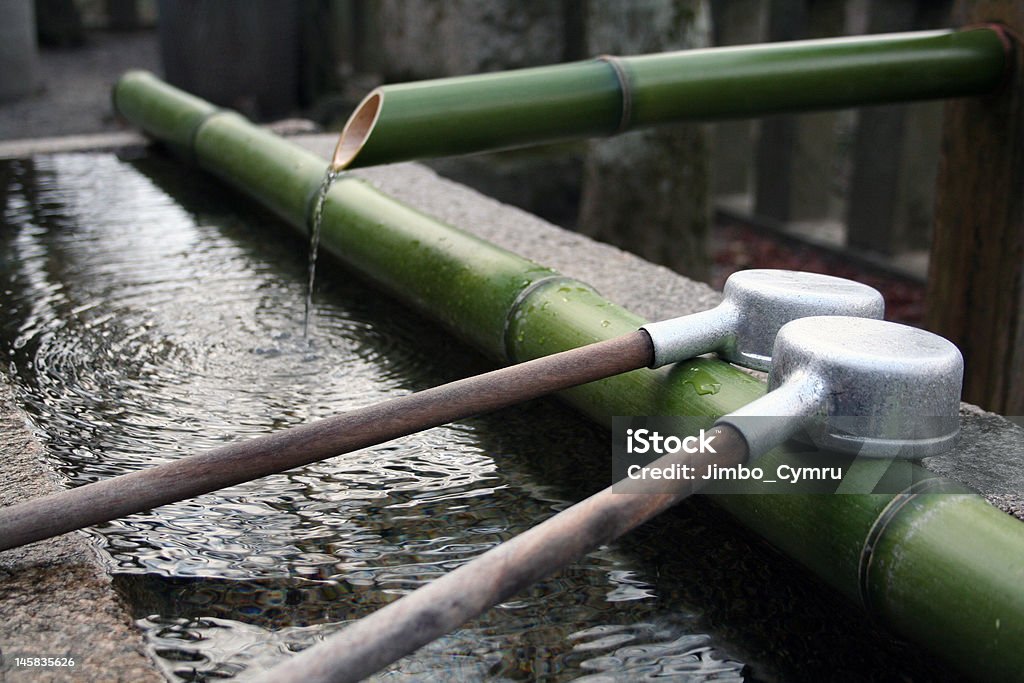 신도 ��슈라인 클린싱 연두빛, 대나무 파이프 & 술마시기 컵 - 로열티 프리 Shinto Shrine 스톡 사진