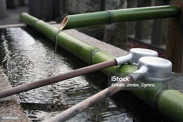 신도 슈라인 클린싱 연두빛 대나무 파이프 술마시기 컵 Shinto Shrine에 대한 스톡 사진 및 기타 이미지 - Shinto Shrine, 고여 있는 물, 관-튜브