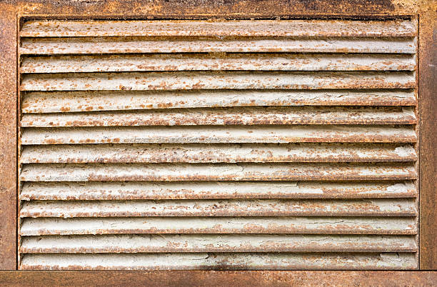 rusty cubierta de conducto de aire - rust covered fotografías e imágenes de stock