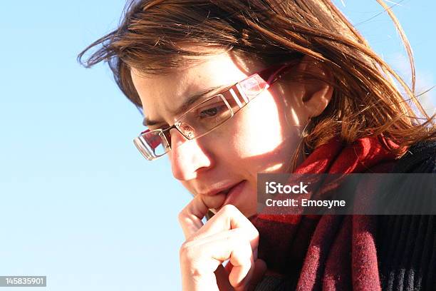 Mulher Roer Unhas De Stress Ansiedade - Fotografias de stock e mais imagens de Tensão - Tensão, Unha, 20-24 Anos