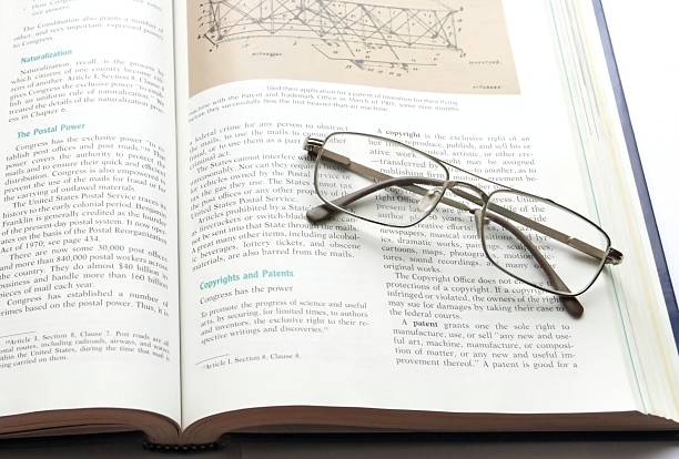 libro y gafas - senior adult book education english culture fotografías e imágenes de stock