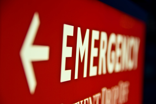 Sign pointing to the entrance of the Emergency Room.