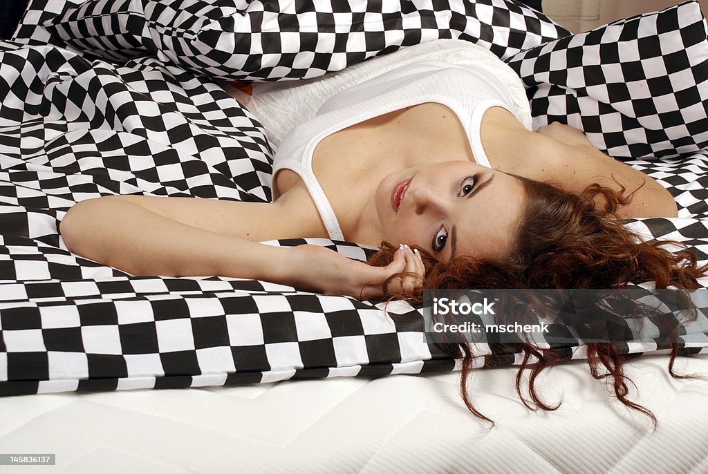 Menina encontra-se na cama - Foto de stock de 20 Anos royalty-free