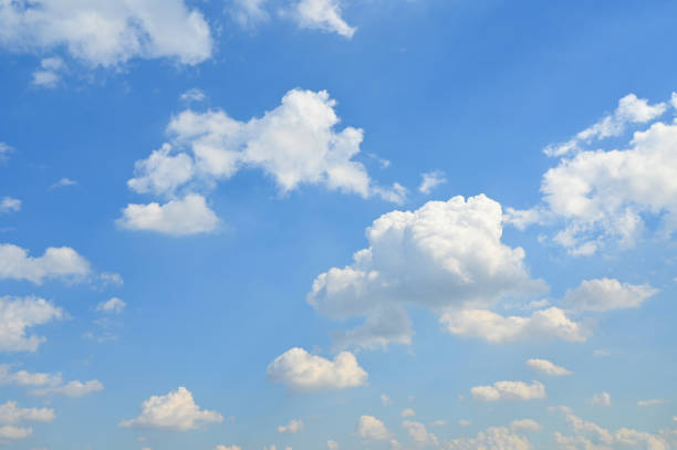 weiße wolke am blauen himmel, natürlicher hintergrund - cirrocumulus stock-fotos und bilder