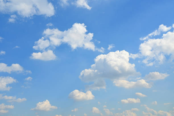 nube blanca sobre cielo azul, fondo natural - cumulus cloud fotografías e imágenes de stock