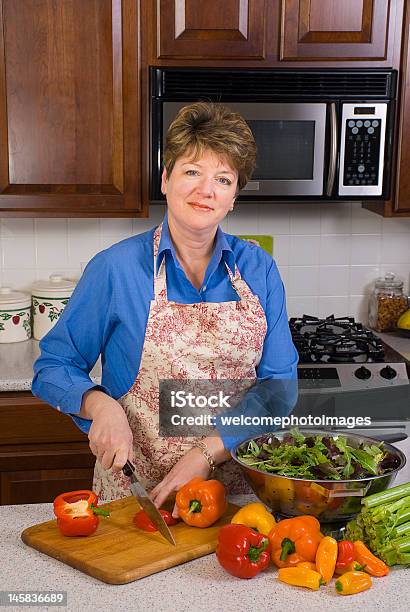 女性のスライスのピーマンキッチン - エプロンのストックフォトや画像を多数ご用意 - エプロン, キッチンナイフ, サラダ