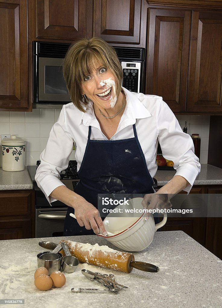 Brudny Baker kobieta w kuchni - Zbiór zdjęć royalty-free (Miara objętościowa ciał sypkich)