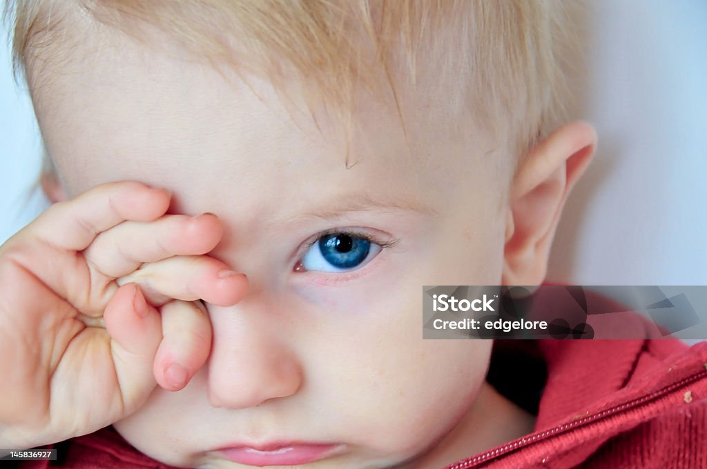 Linda sleepy bebé rubs sus ojos - Foto de stock de Bebé libre de derechos