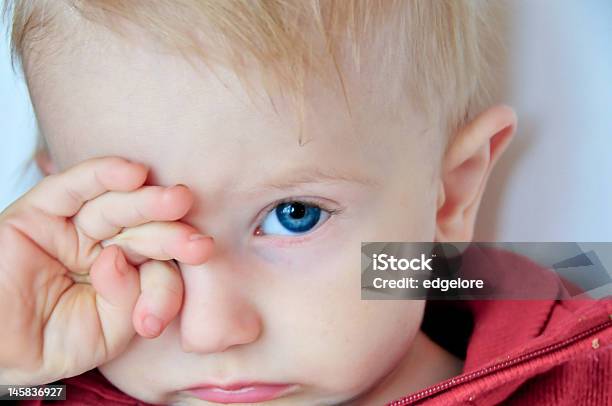 Foto de Sleepy Bebê Bonito Atrito Seus Olhos e mais fotos de stock de Bebê - Bebê, Olho, Esfregar - Tocar