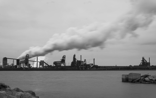 Emisiones industriales y daños al medio ambiente photo