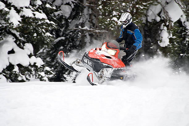 erfahrene snowmobil-fahrer - schneemobilfahren stock-fotos und bilder