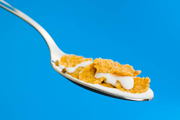 Corn flakes con il cucchiaio - foto stock