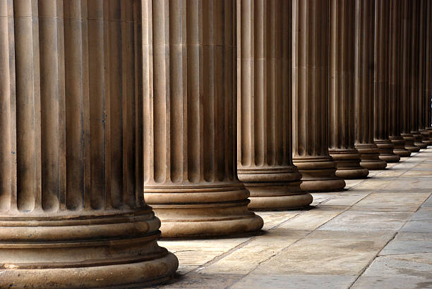 columnas de st. georges hall - st georges hall fotografías e imágenes de stock