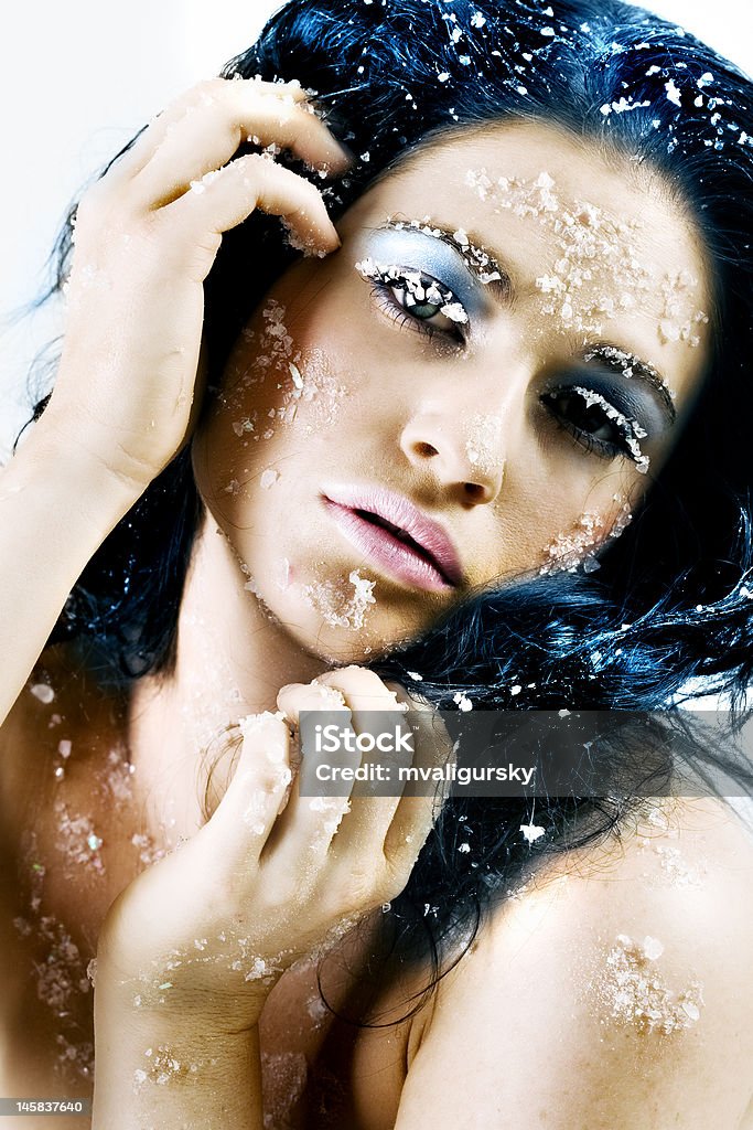 Atraente mulher congelamento na neve - Foto de stock de Adulação royalty-free