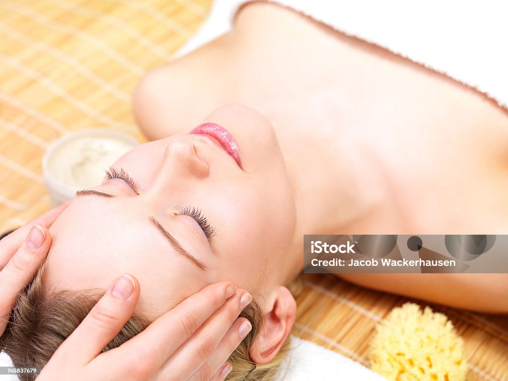 Ludzkie ręce masaż młoda kobieta w salon piękności - Zbiór zdjęć royalty-free (25-29 lat)