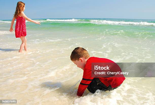 Bambini Sulla Spiaggia - Fotografie stock e altre immagini di Acqua - Acqua, Allegro, Ambientazione esterna