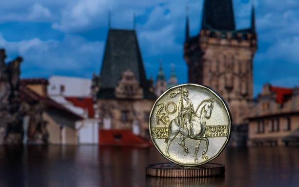 una moneda de 20 czk y otras monedas sobre el fondo de fragmentos fuera de foco de edificios de praga - czech culture currency wealth coin fotografías e imágenes de stock