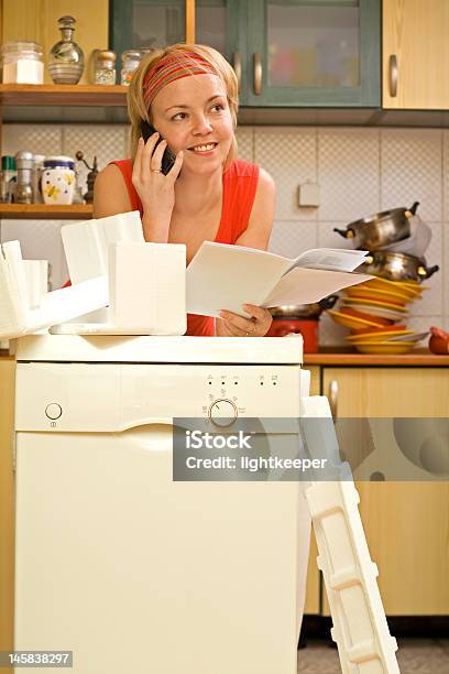 Mujer Charlar Sobre Su Nuevo Lavaplatos Foto de stock y más banco de imágenes de Adulto - Adulto, Adulto joven, Alegre