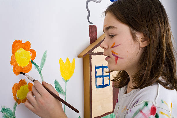 istock Girl painting 145839058