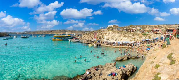 paisaje con laguna azul en la isla de comino, malta - islas de malta fotografías e imágenes de stock