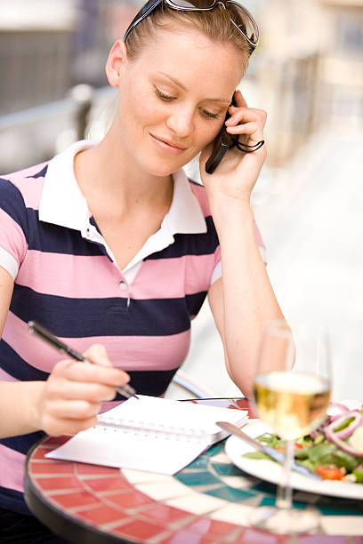 Femme assise à l'extérieur de manger un déjeuner équilibré - Photo