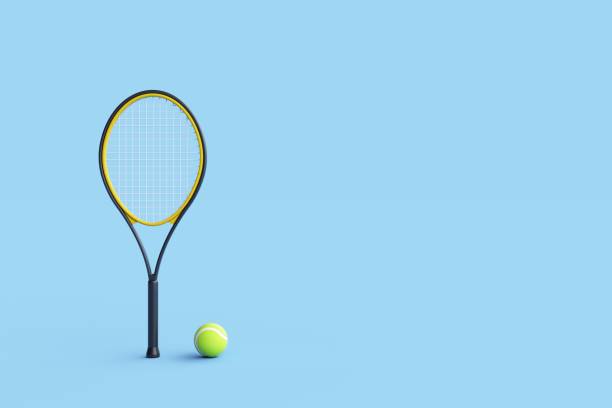 raquete de tênis com bola de tênis em um fundo azul - tennis court indoors net - fotografias e filmes do acervo