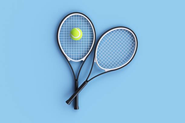 raquette de tennis avec balle de tennis sur fond bleu - indoor tennis photos et images de collection