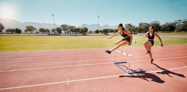 Athlete, runner and women in hurdles training for contest, race or competition together on circuit. Woman group, running and jump for teamwork, fitness or exercise in summer sunshine on outdoor track atleta, corredora y mujeres en vallas entrenando para concurso, carrera o juntas en circuito en maqueta. grupo de mujeres, correr y saltar para el trabajo en equipo, el ejercicio o el ejercicio bajo el sol de verano en la pista al aire libre