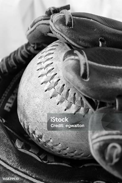 Photo libre de droit de Mit Et Balle De Baseball banque d'images et plus d'images libres de droit de Receveur de baseball - Receveur de baseball, Attraper, Balle de baseball