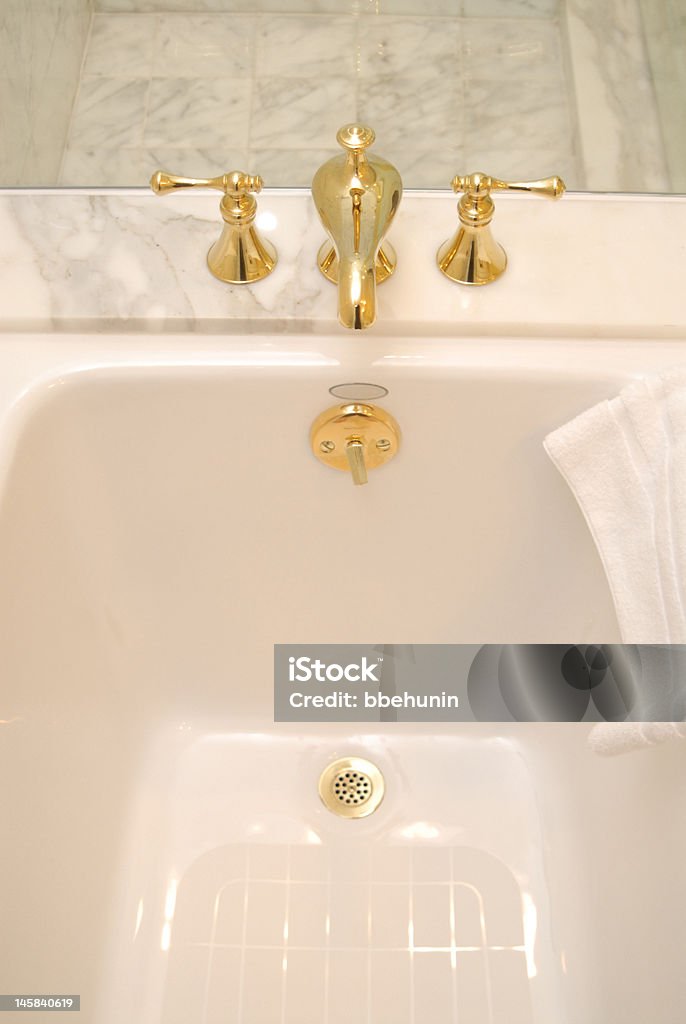 Lussuosa vasca da bagno in camera - Foto stock royalty-free di Acqua
