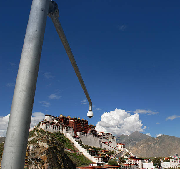 obeservation câmara - tibet potala palace lhasa himalayas imagens e fotografias de stock