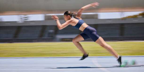 atleta, atleta y pista deportiva con una mujer al aire libre para fitness, ejercicio y entrenamiento para una carrera, maratón o competencia. corredor que se mueve rápido con velocidad y energía durante el entrenamiento para el rendimiento - marathon blurred motion defocused panoramic fotografías e imágenes de stock