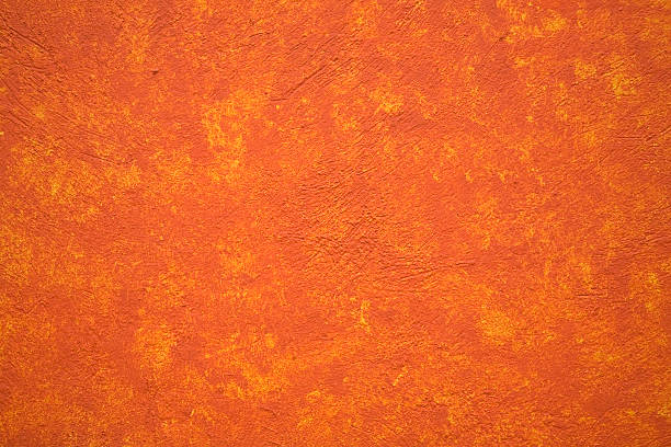 habitación bien iluminada y decorada de manera vistosa, naranja, amarillo, paredes de adobe de méxico - orange wall fotografías e imágenes de stock