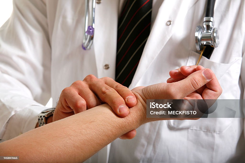 Médico verificando paciente - Foto de stock de Adulto royalty-free
