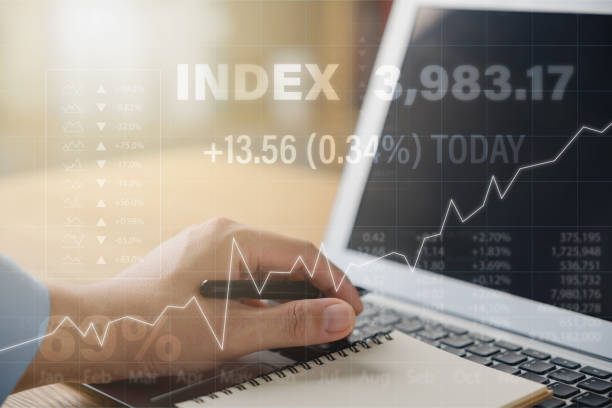 Investment ideas for stock index funds Retirement, business analyzing mutual fund trading data charts, stock market investments, fund investments digital assets, future business finance technology. ideas de inversión para fondos de índices bursátiles jubilación, negocios que analizan gráficos de datos de negociación de fondos mutuos, inversiones en el mercado de valores, inversiones en fondos activos digitales, tecnología financiera empresaria
