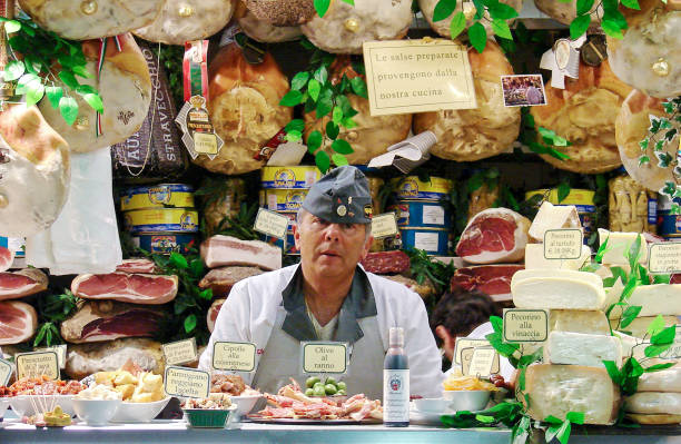 피렌체의 식료품 시장에서 판매자의 초상화. 이탈리아 - market stall market italy food 뉴스 사진 이미지