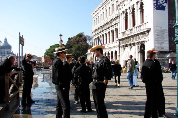 говорящие гондольеры на стенде лодки в венеции, италия - gondola venice italy canal sailor стоковые фото и изображения