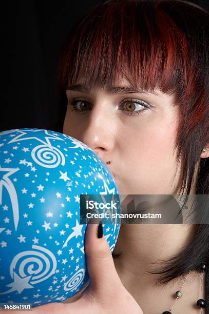 Photo libre de droit de La Jeune Femme Inflates Un Ballon Bleu banque d'images et plus d'images libres de droit de 20-24 ans - 20-24 ans, 25-29 ans, Adulte