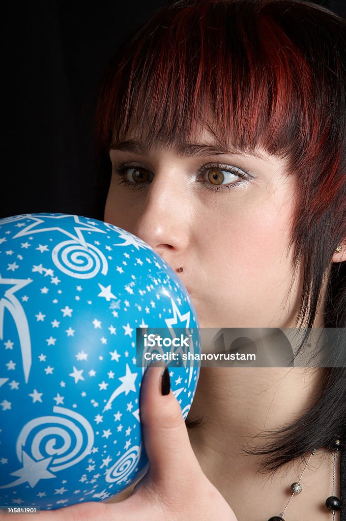 若い女性が膨らむのブルー球 - 1人のロイヤリティフリーストックフォト