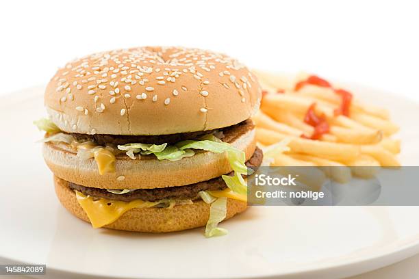 Cheeseburguer E Batata Frita - Fotografias de stock e mais imagens de Alface - Alface, Alimentação Não-saudável, Almoço