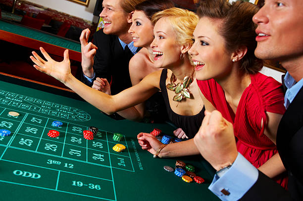 grupo de amigos disfrutando de un casino - roulette table fotografías e imágenes de stock