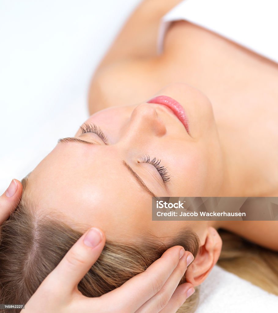 Uomo mani massaggiare il volto femminile presso la spa - Foto stock royalty-free di Massaggio del viso