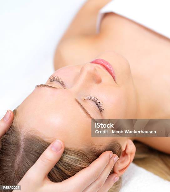 Uomo Mani Massaggiare Il Volto Femminile Presso La Spa - Fotografie stock e altre immagini di Massaggio del viso