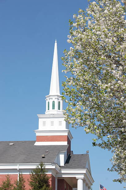 교회 근처의 뾰족탑 봄 스톡 사진