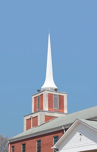 교회 근처의 뾰족탑 스톡 사진