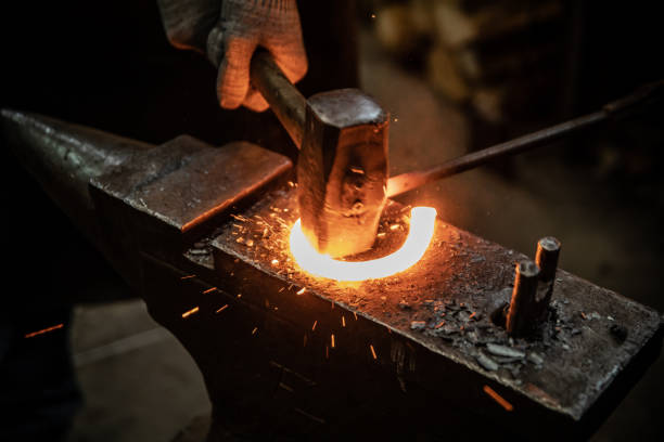 schmied bei der arbeit - blacksmith stock-fotos und bilder