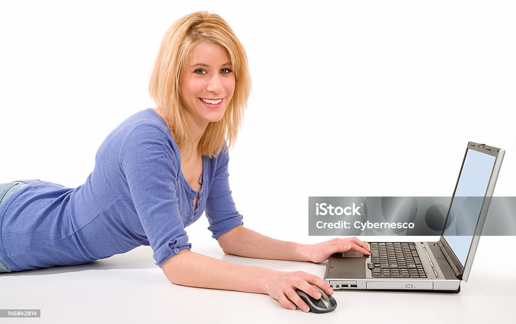 Loira mulher deitado e usando computador portátil - Royalty-free Adulto Foto de stock