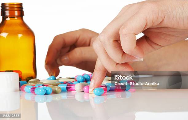 Liczenia Tabletek - zdjęcia stockowe i więcej obrazów Antybiotyk - Antybiotyk, Butelka, Ból głowy